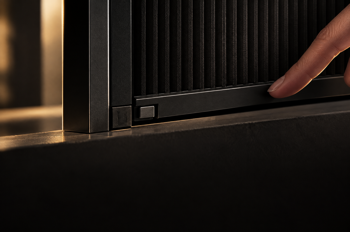 Magnetic slider latch closing